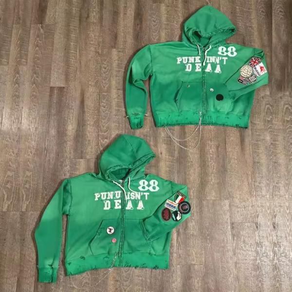 Des patchs brodés, un logo, une chemise à capuche, une chemise à fermeture à glissière, une chemise à capuche.