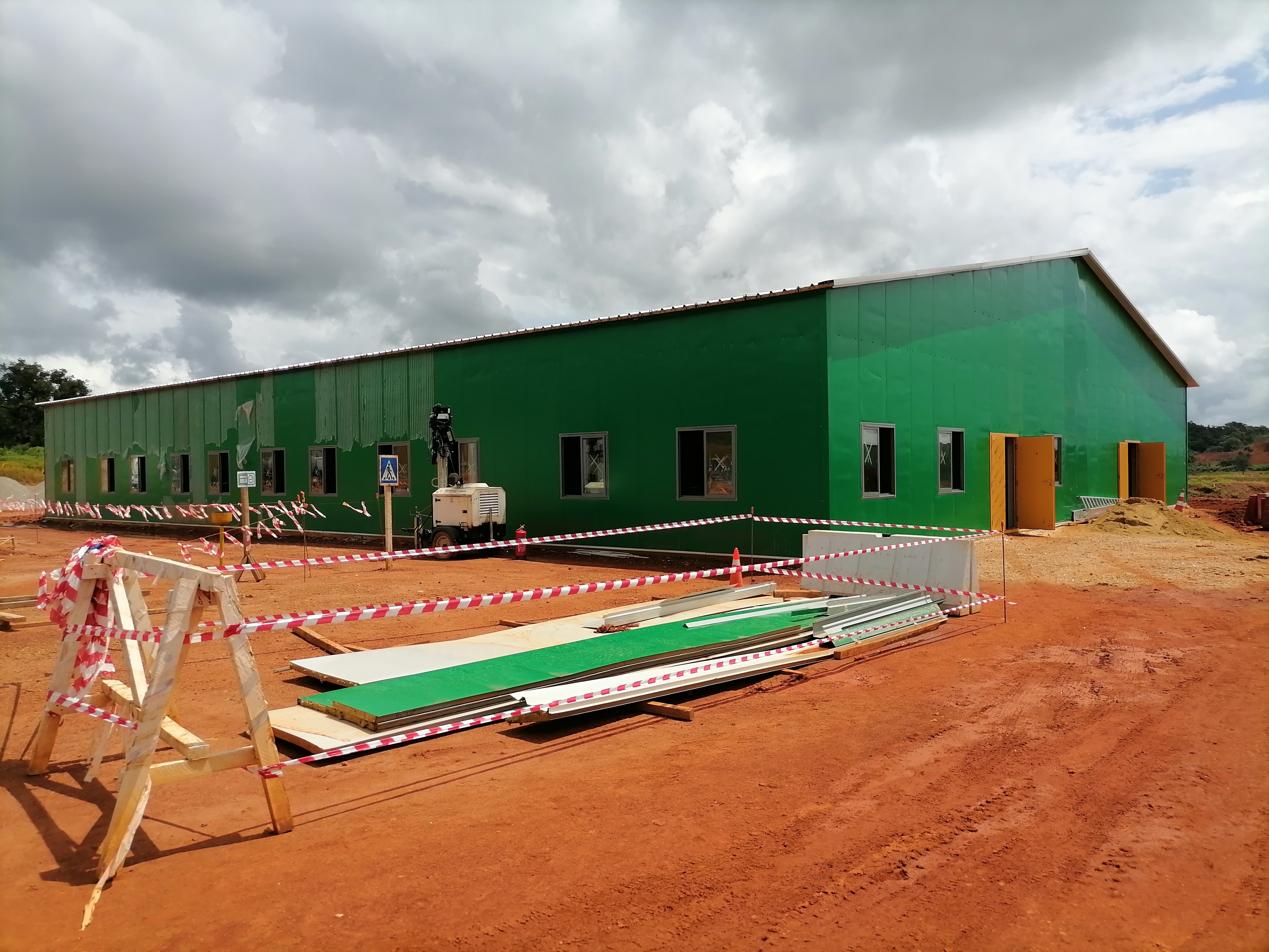 Clean Spacious Temporary Construction Camp All Weather Insulated Fast Build Worker Accommodation
