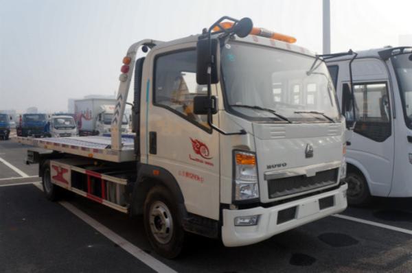RHD White Wrecker Tow Trucks With Engine High Strength Welding Steel