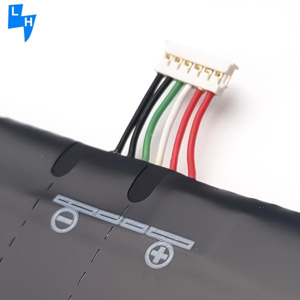 Uma bateria preta de polímero de lítio BOP9C100 de 2600mAh para telefone celular HTC D816 Desire816
