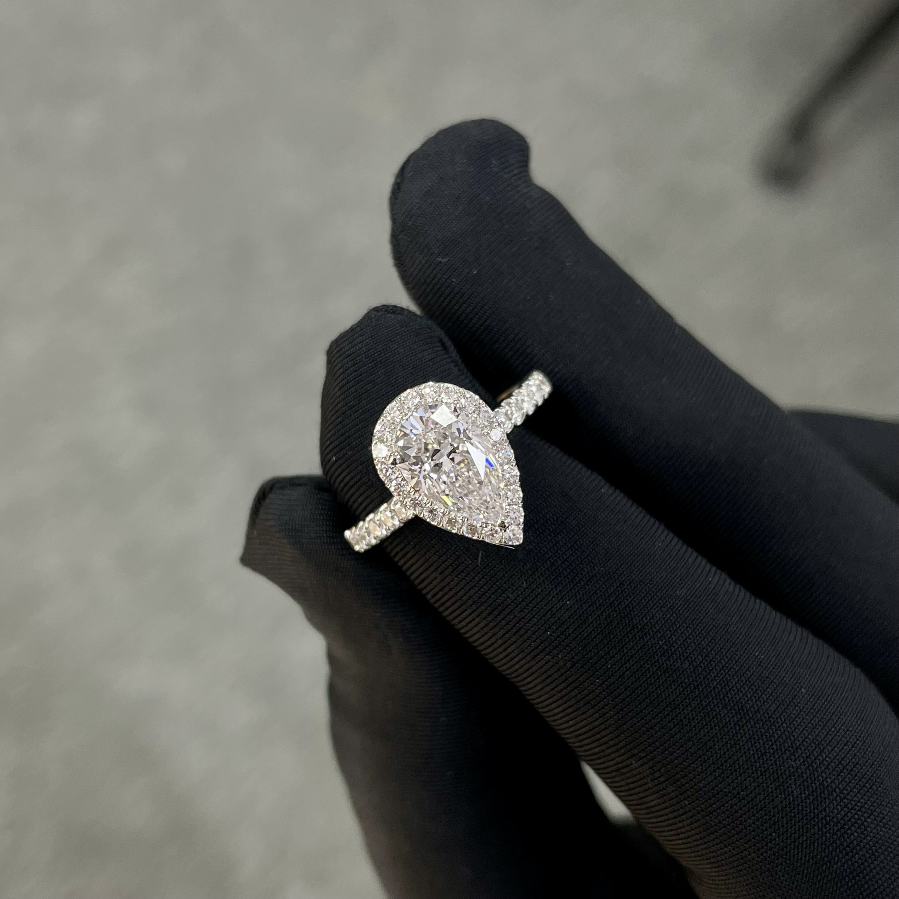 18-каровое белое бриллиантовое кольцо для женщин 1.53ct E VS1 грушевая форма