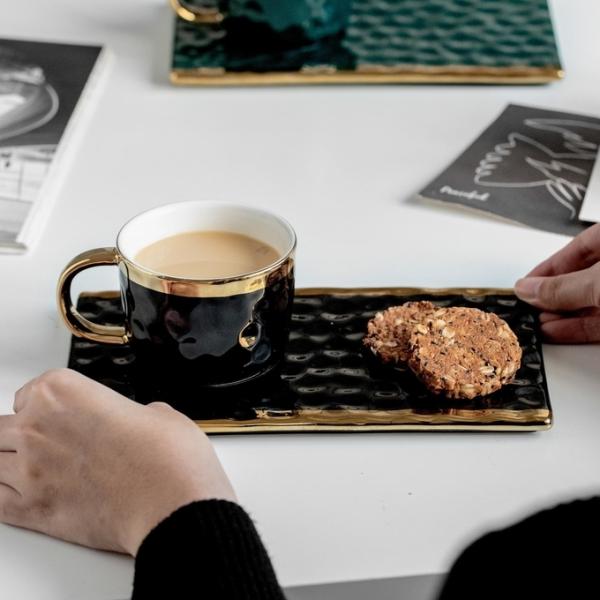 Elegant Black Ceramic Mugs With Gold Accents Wavy Textures For Coffee Tea Pastry Pairings Modern Minimalist Design