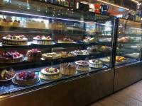Réfrigérateur commercial d'étalage de gâteau de grande capacité avec 2 étagères en verre supérieures