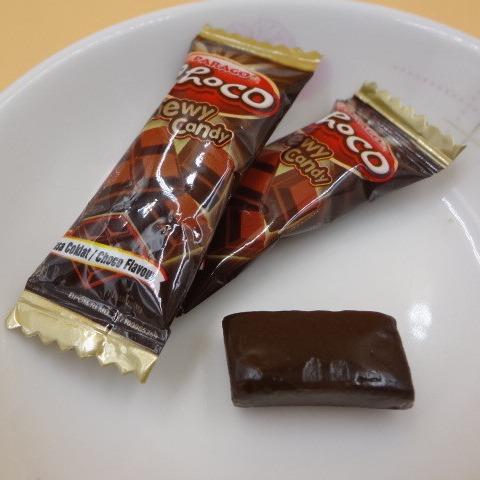 Doces macios leitosos do caramelo dos sabores brancos do chocolate com mastigação forte