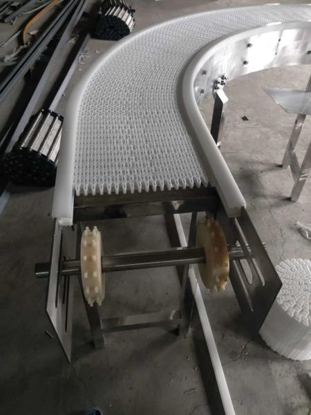 Cintura modular de plástico com rolos para transporte de pneus de camião