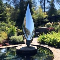 Escultura tranqüila de aço inoxidável que aumenta a serenidade das paisagens urbanas