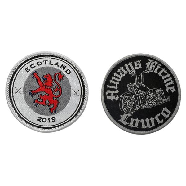 La aduana del club de la motocicleta cose el hierro en los remiendos para los remiendos decorativos de la ropa de la chaqueta