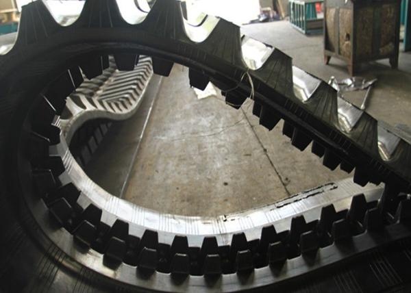 Yanmar Large Undercarriage Rubber Tracks 232kg 90 Mm Pitch In Black Color