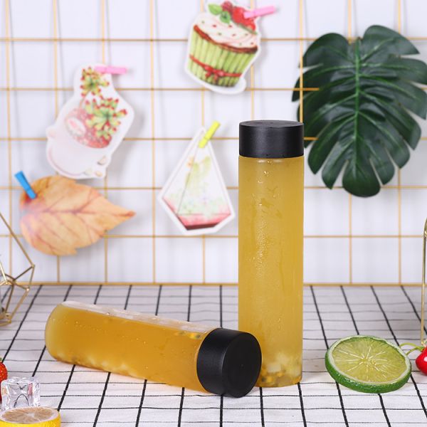 Modern Milk Tea Bottles Plastic Screw on Lid Durable Leak Proof Design Ideal for Beverage Packaging and Storage Solutions