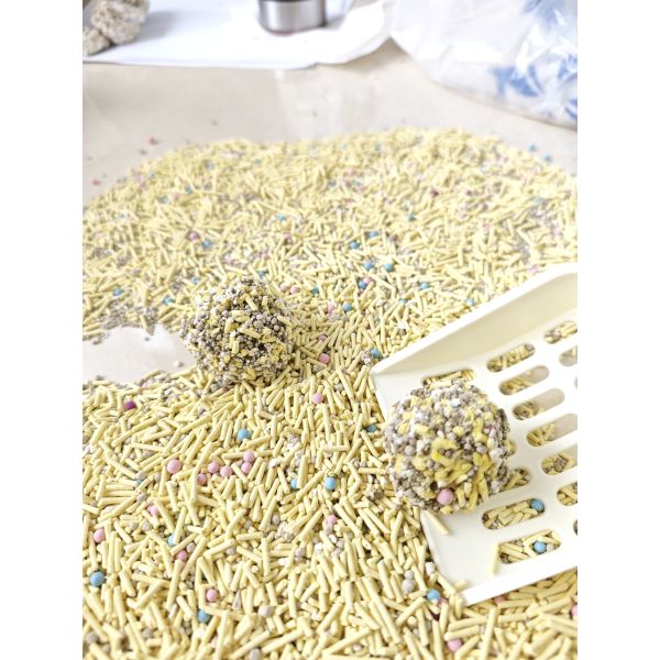 Plant fibre cat litter with fast clumping low dust and superior odor control available in bulk packaging and multiple scent varieties