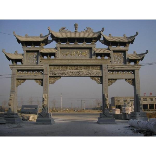 На открытом воздухе камень гранита высекая большую дверь деревни аркы строя старую скульптуру