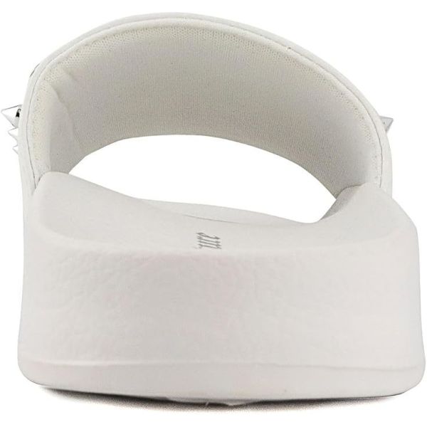 Des toboggans d'été pour femmes, une mule, des sandales, des rivets métalliques, des perles, une chaussure.