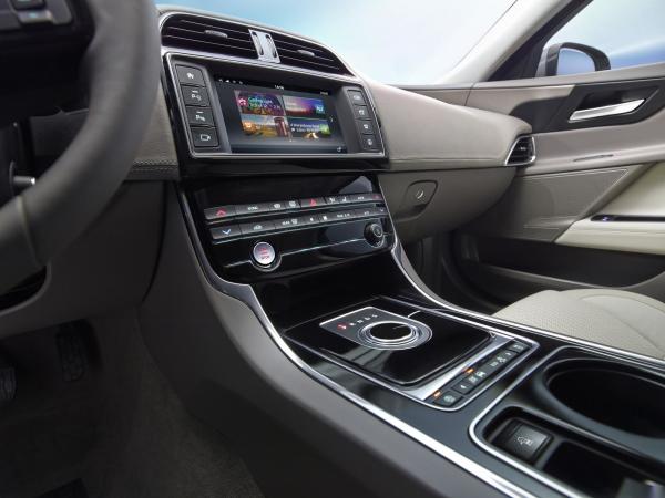 Voice Command Apple CarPlay Interface For Jaguar XE 2016 USB Multimedia Port