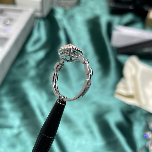 кольцо с бриллиантом вычуры валика ювелирных изделий диаманта лаборатории дизайна ювелирных изделий выполненное на заказ