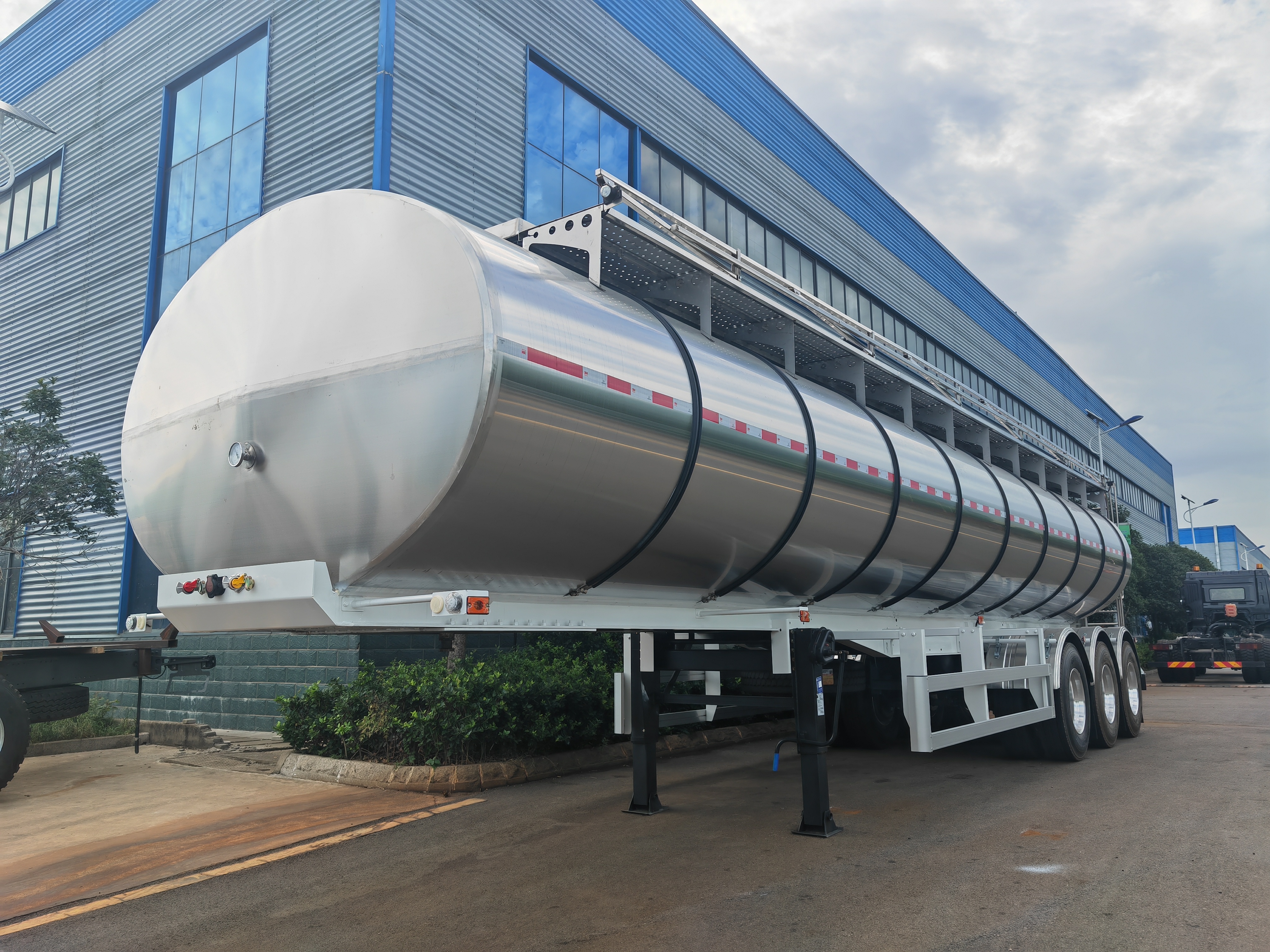 3 Axle Stainless Steel Tanker Trailer Manufacturer | CLW Group