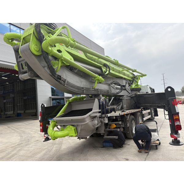 2018 Zoomlion 49M Concrete Pump Truck with Mercedes Benz Chassis and Refurbished Condition