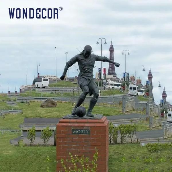 Statue en bronze de footballeur adaptée aux besoins du client par Brown pour la plaza extérieure