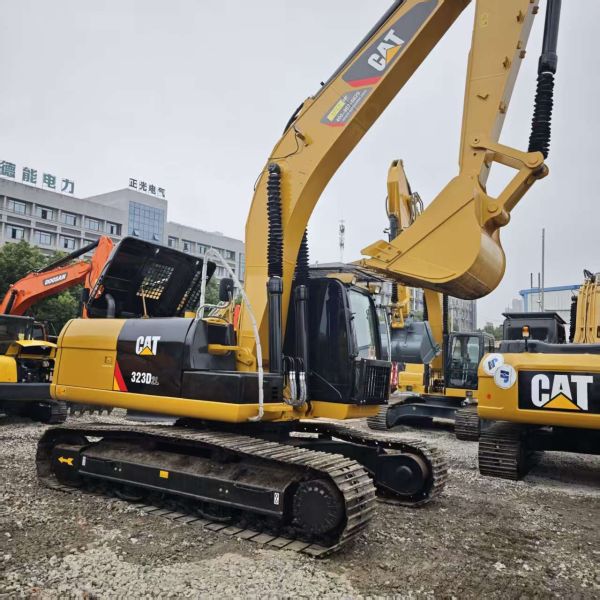 Caterpillar 323D2L Excavator Combines 23-Ton Strength and Fuel Efficiency for Cost-Effective Medium-Sized Excavation Projects