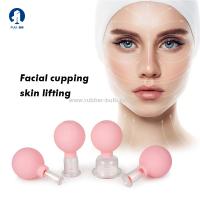 Um grupo de terapia colocando do tamanho quatro diferente ajustou o vidro que coloca o vidro colocando colocando de vidro do fogo do fogo do copo de Hijama