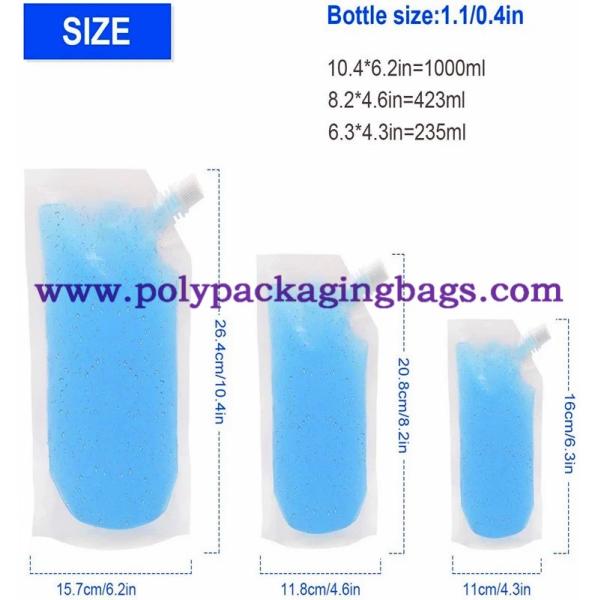 La consumición líquida del plástico transparente de encargo se levanta la bolsa con el canalón