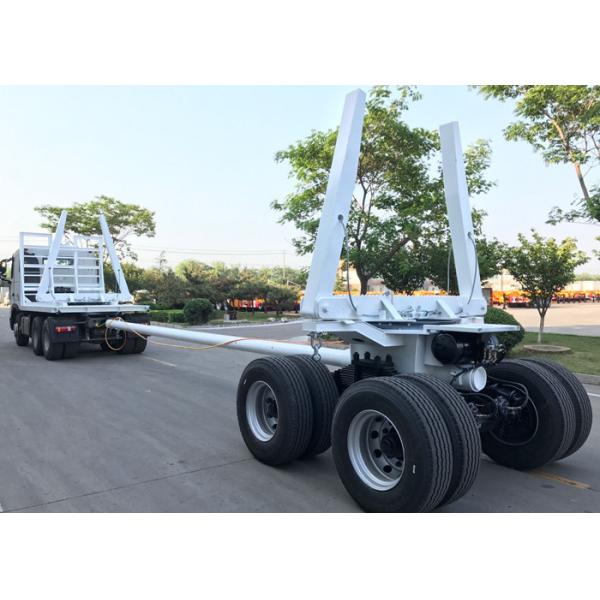 Camión de carga de madera pesada fuera de la carretera, carga de camiones madereros con pilar de troncos triángulo