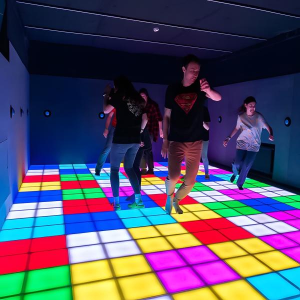 LEDフロア ゲームスクリーン インタラクティブなライトグリッド アクティブゲーム LEDダンスグリッド フロア