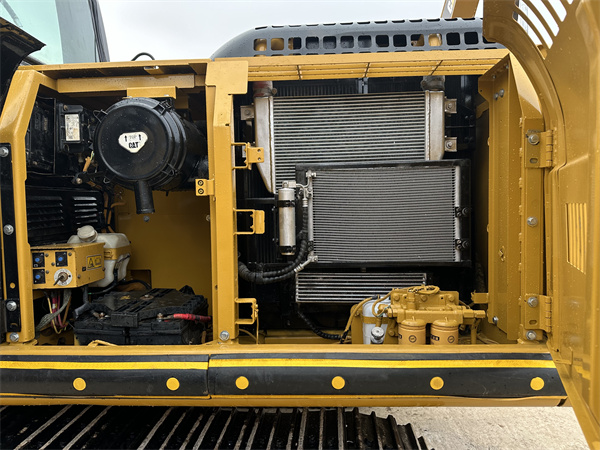 Crawler Moving Type Used Caterpillar Excavator 320D2 for Your Construction Needs