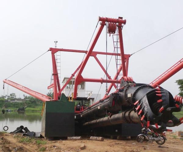 50kw ジェネレーターセット CSD500 450mm 海上 カッターヘッド 吸い込み砂掘削機 スパッド キャリッジとアンカリングブーム