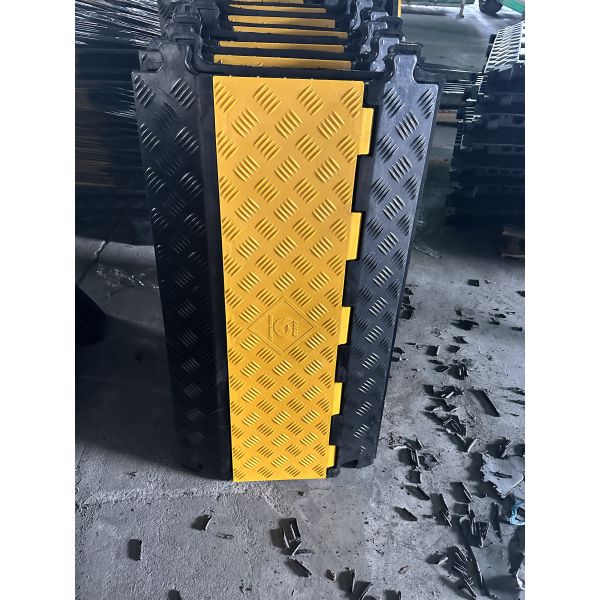 Heavy Duty Plastic Cable Protector Ramp Cord Cover 1/2/3/4/5 Channel Speed Hump for Road Safety