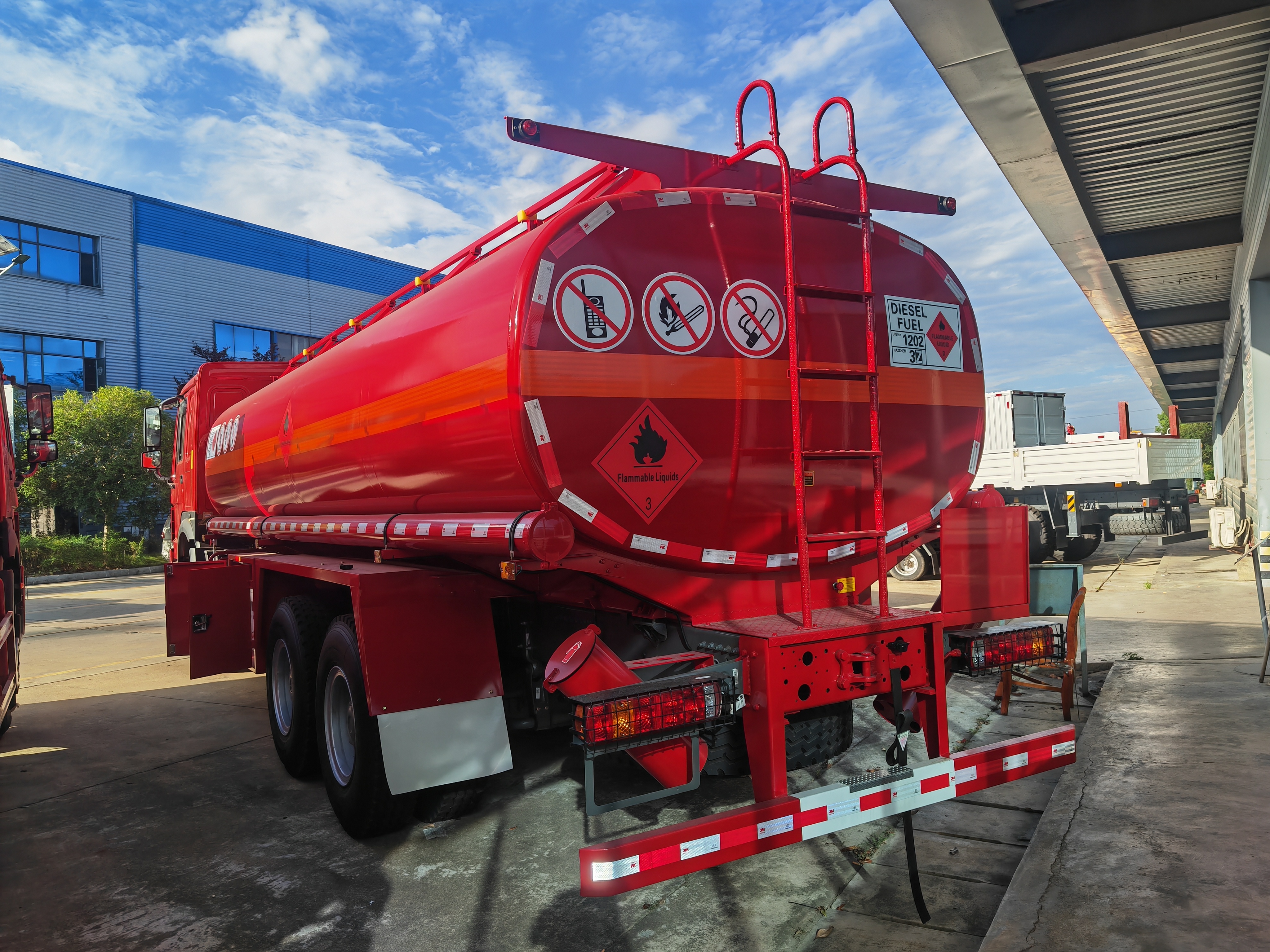 HOWO 371 HP 6×4 18,000L Fuel Tanker Truck with Fuel Dispenser