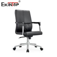 Chaise de bureau en cuir noir à dos moyen moderne cadre de pied rotatif