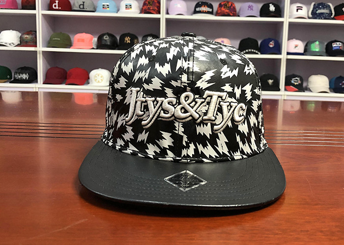 Крышки snapback изготовленного на заказ черно-белого кожаного плоского счета плоские печатая