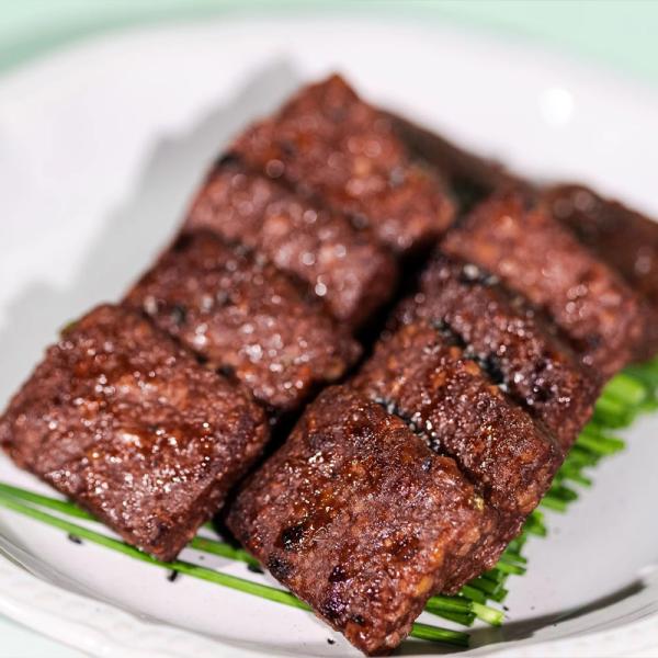 Alimentos saludables sin culpa de origen vegetal Carne cortada en rodajas Alta en proteínas jugosa tierna con sabor a humo