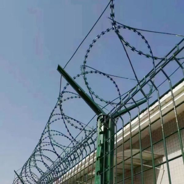 High Quality Electric Galvanized Razor Barbed Wire BTO22 450mmx10kg Per Roll