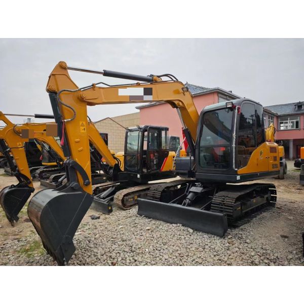 Used tracked Excavator Chinese brand 8.24 tons in excellent condition  capacity 0.3m³ rated power 54.3kW for construction