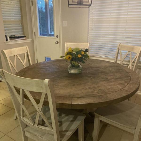 Silla de comedor de madera maciza para hoteles y restaurantes Diseño de espalda clásica de cruz Construcción resistente