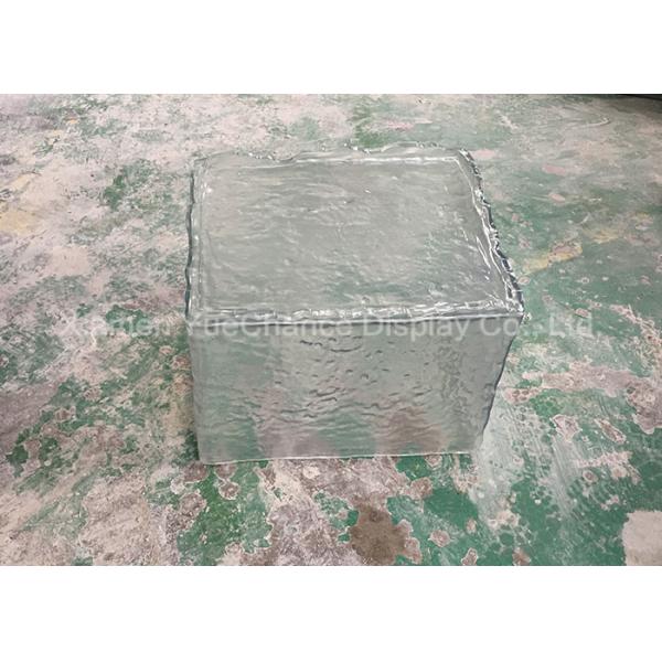 La place forment le bloc de glace attrayant de résine, type fait main de d
