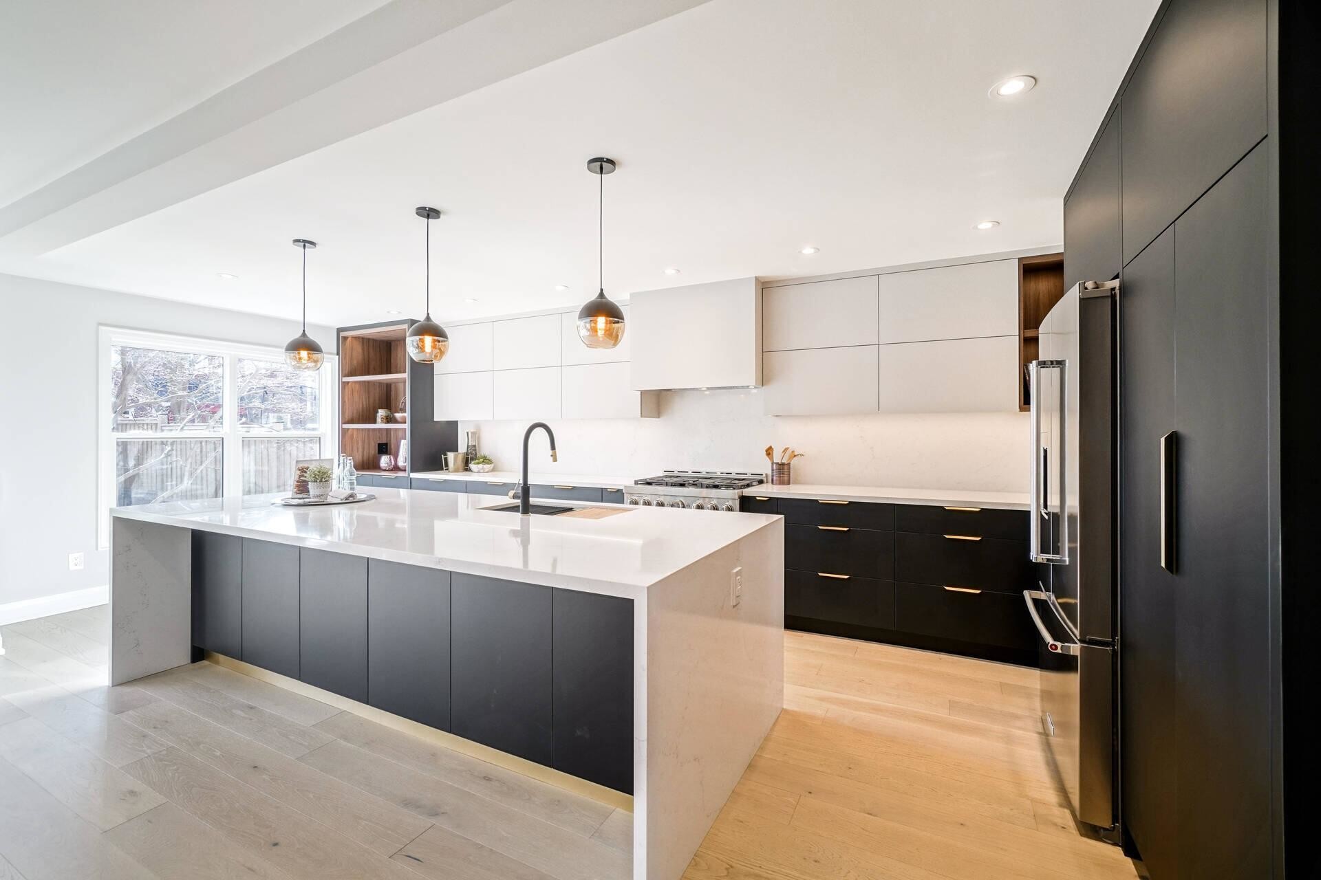 Customized Matte Solid Wood Kitchen Pantry Cabinet with Modern Smart European Design
