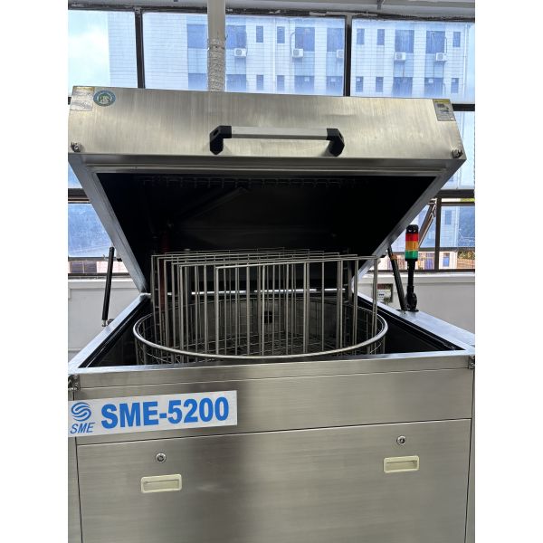 PLC Control Pallet Cleaning Machine With Touchscreen Interface Acid Base Chemical Cleaning Agent For Maintenance