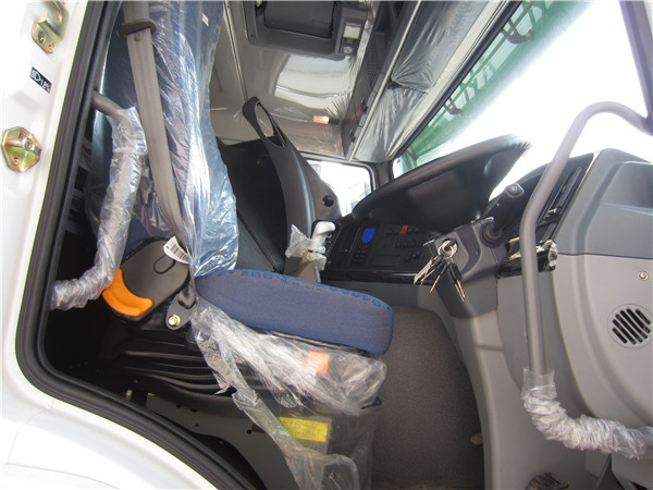 Right / Left Hand Drive Howo A7 6x4 Tractor Truck With A7-W Cabin And 9 Tons Front Axle