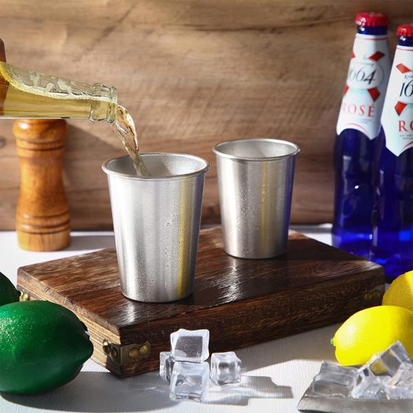 Une tasse à café à double paroi en acier inoxydable