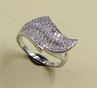 Une bague de design en feuille de noces en argent pur 925 avec solitaire et pavé éternité