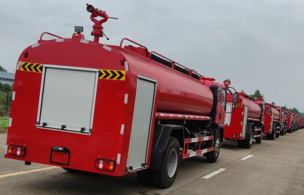 HOWO 160HP Emergency Fire Vehicle 6 Wheeled Red Color For Fire Fighting Rescue