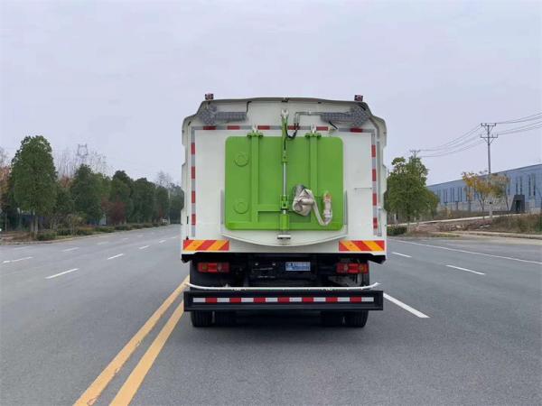Machine à balayer multifonctionnelle de 16 cbm montée sur un camion pour les villes