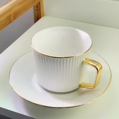 O estilo europeu listrou o grupo de lanche cerâmico do copo de café com grupo cerâmico dos pires dos copos de chá do café da colher e dos pires