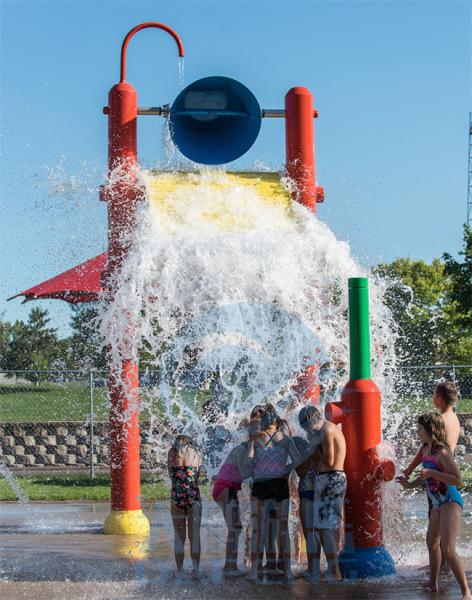 Commercial Hotel Spray Water Splash Pad Game Play Equipment Bucket For Children