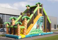 A corrida mega caçoa jogos infláveis do curso de obstáculo com parede de escalada