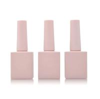 O rosa mudo da garrafa 10ml do verniz para as unhas do quadrado esfrega a tampa 10ml do óleo do prego