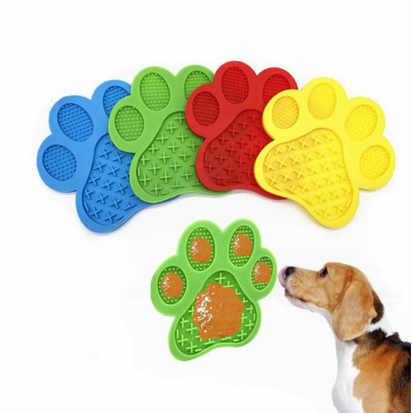 パッドのゴムを舐めているきれいで遅い送り装置の吸引のコップ犬