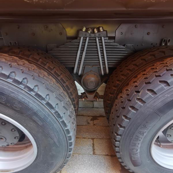 8×4 Drive Wheel Commercial Vehicle Dump Truck with Air Suspension Seat and 600L Fuel Tank